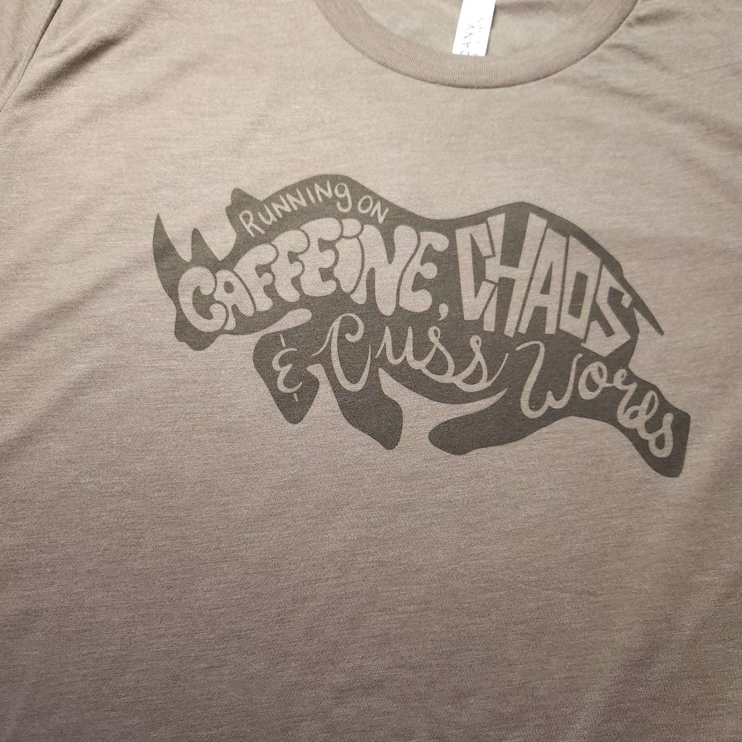 Corriendo con cafeína, caos y malas palabras Rhino - Camiseta unisex (hecha a pedido)