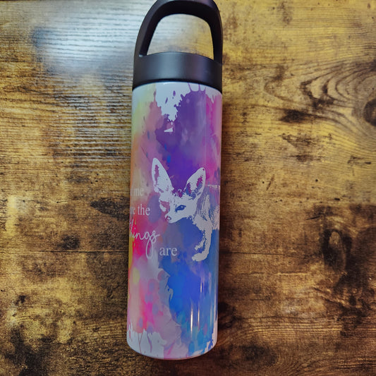 Fennec Fox Find me Wild Thing Quote - Rainbow Splatter Background - Botella de agua de 20 oz (hecha a pedido)