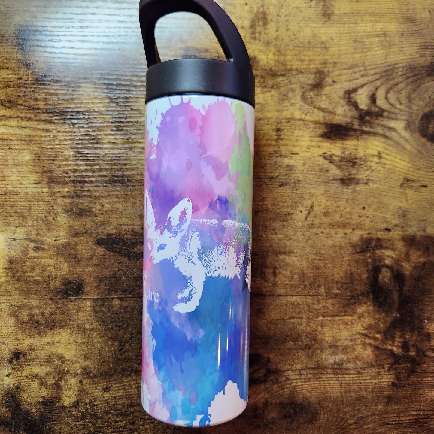 Fennec Fox Find me Wild Thing Quote - Rainbow Splatter Background - Botella de agua de 20 oz (hecha a pedido)