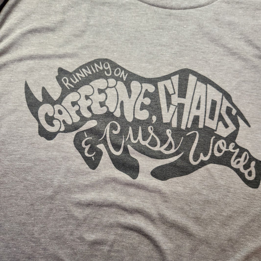 Corriendo con cafeína, caos y malas palabras Rhino - Camiseta unisex (hecha a pedido)