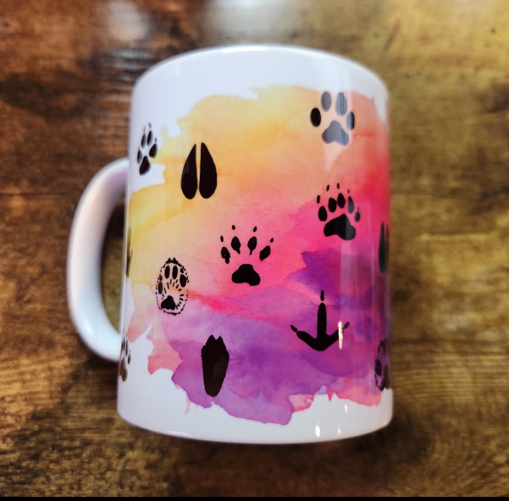 Taza de 11 oz de fondo de acuarela con estampados de patas mixtas (hecha a pedido)