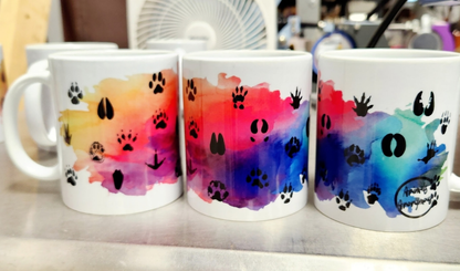 Taza de 11 oz de fondo de acuarela con estampados de patas mixtas (hecha a pedido)