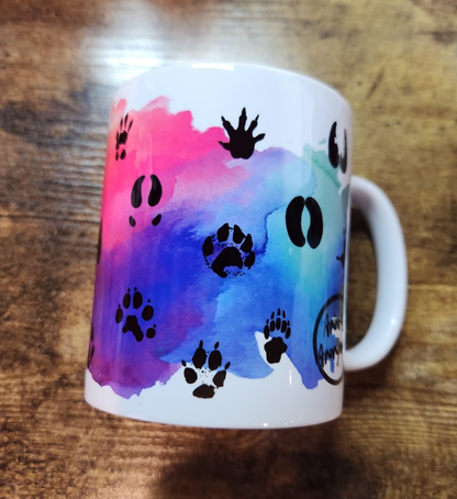 Taza de 11 oz de fondo de acuarela con estampados de patas mixtas (hecha a pedido)