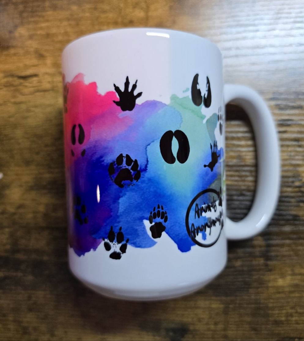 Taza de 11 oz de fondo de acuarela con estampados de patas mixtas (hecha a pedido)