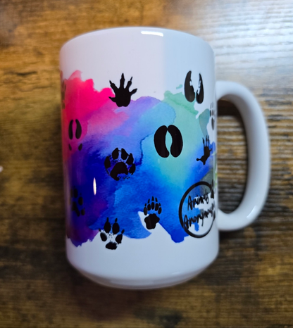 Taza de 11 oz de fondo de acuarela con estampados de patas mixtas (hecha a pedido)