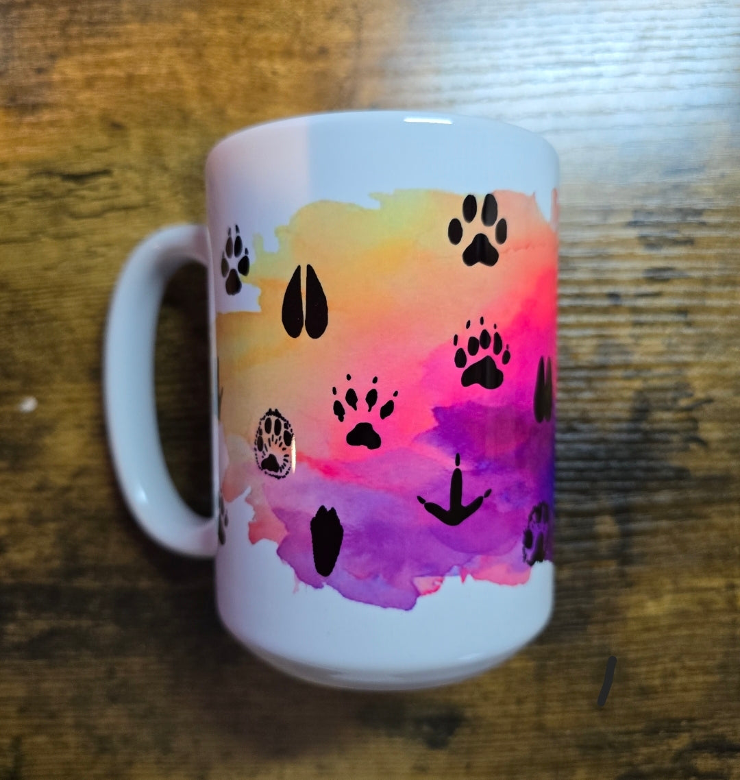 Taza de 11 oz de fondo de acuarela con estampados de patas mixtas (hecha a pedido)