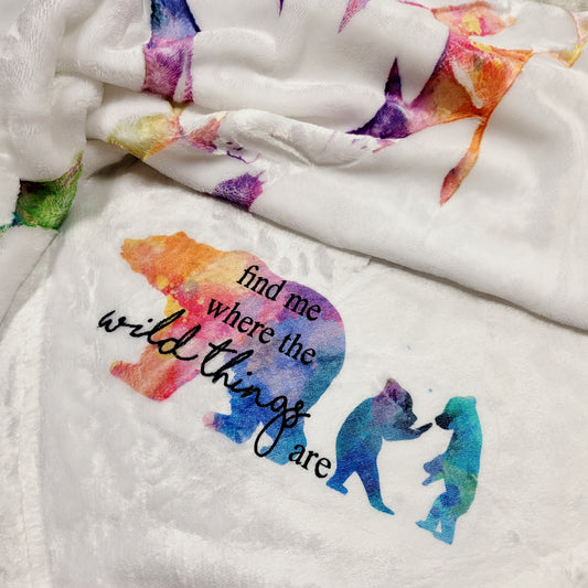 Oso y bebés - Cosas salvajes - Fondo de arco iris con salpicaduras de luz - Manta para bebés - Blanco (hecho a pedido) 