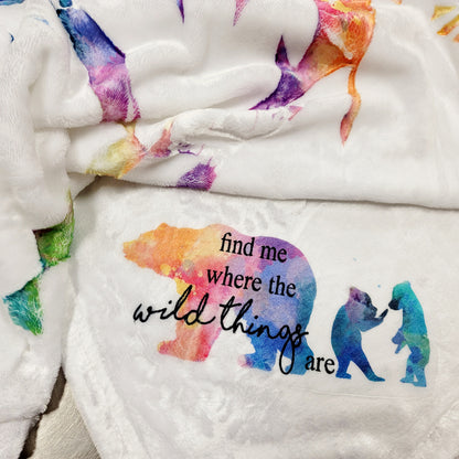 Oso y bebés - Cosas salvajes - Fondo de arco iris con salpicaduras de luz - Manta para bebés - Blanco (hecho a pedido) 